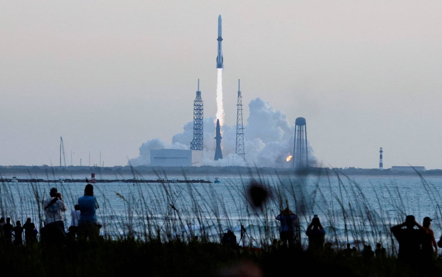 It’s up to SpaceX and Blue Origin to stick the moon landing