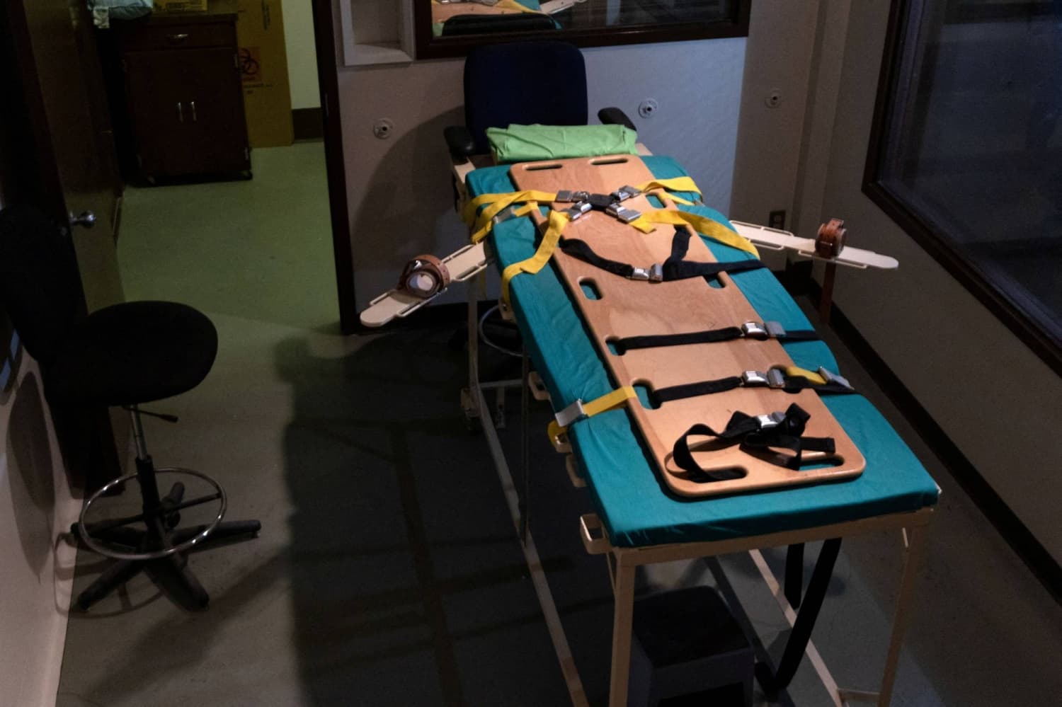 U.S. adding firing squads, electrocution and gassing to federal execution methods