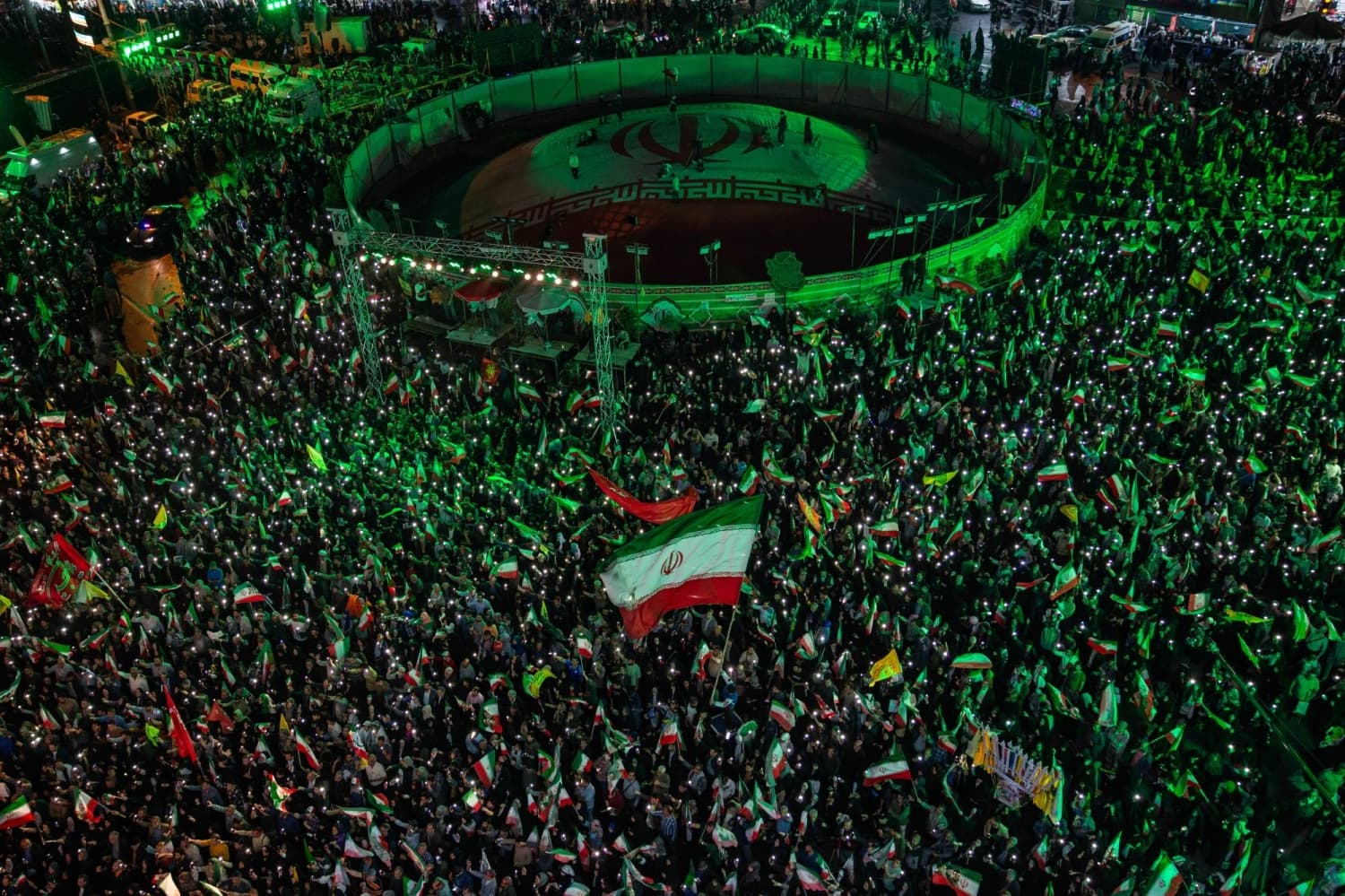 Trump holds talks on prolonged Iran blockade and urges Tehran to reach a deal