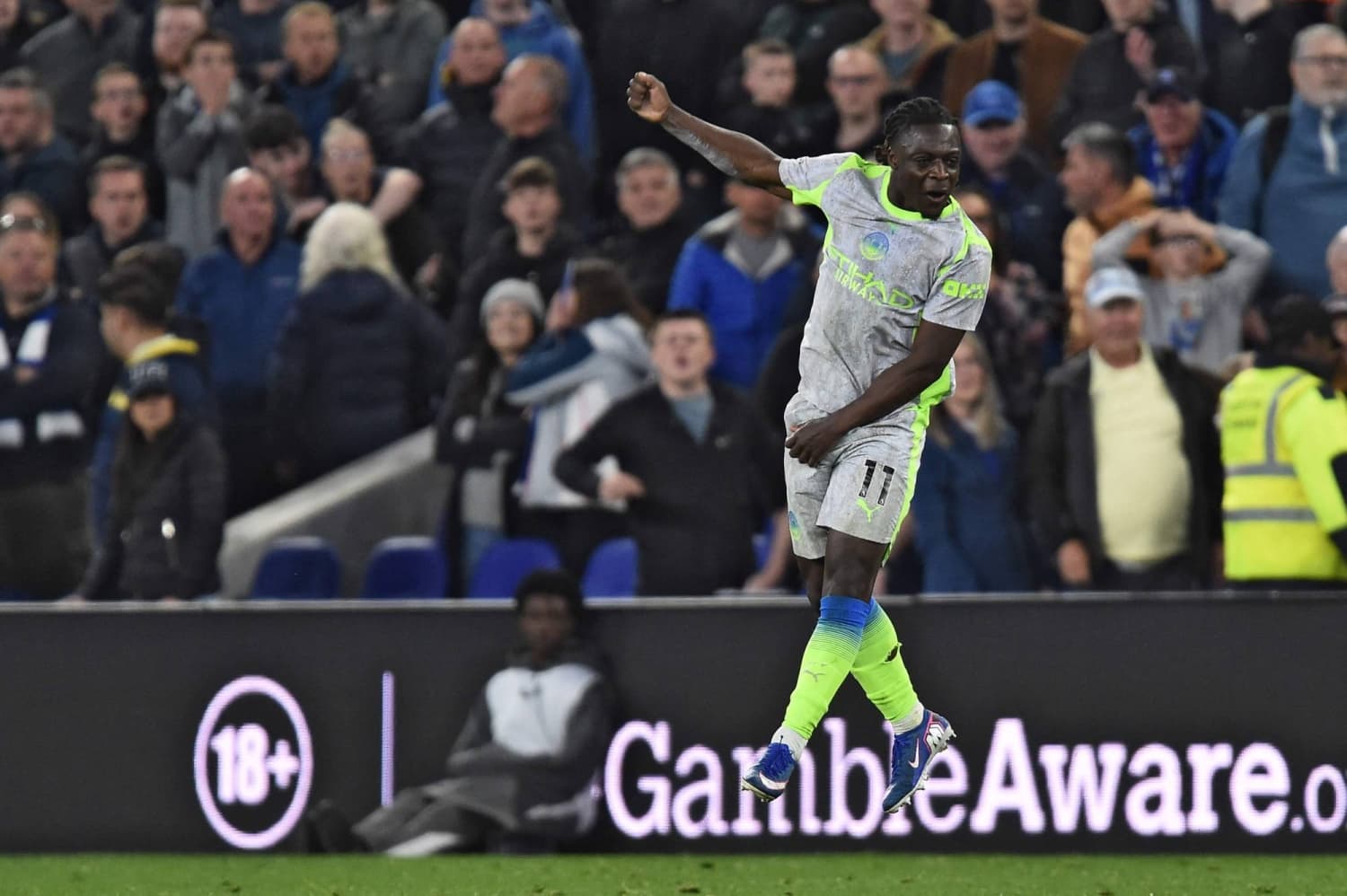 Advantage Arsenal as Man City held in six-goal Everton thriller