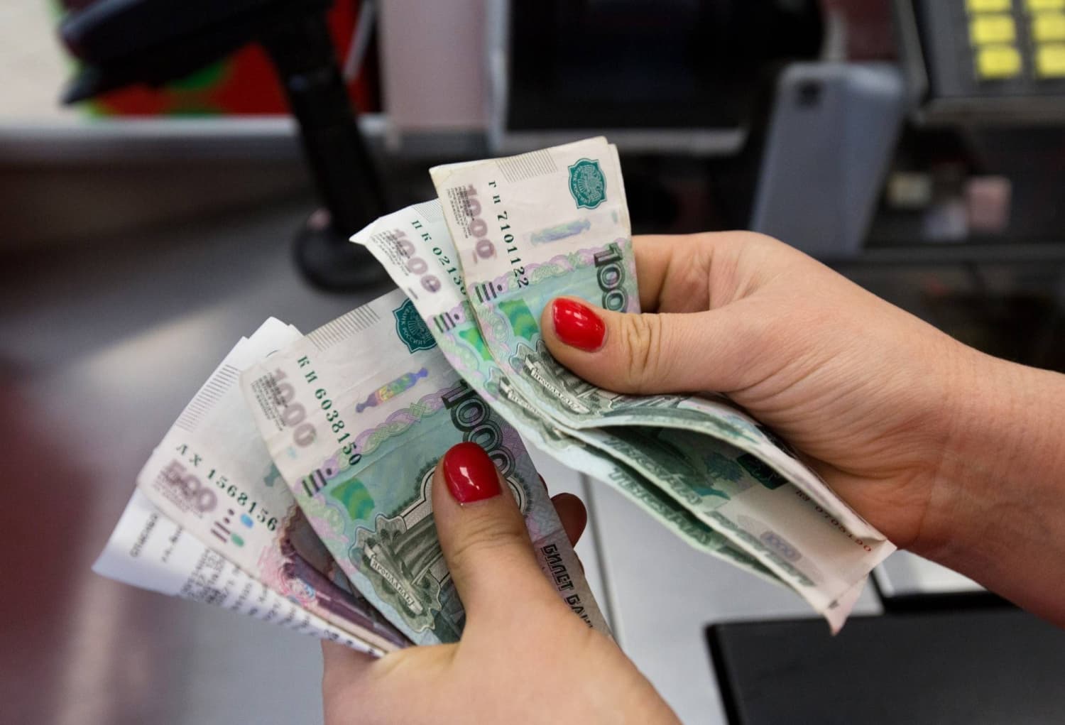Russians turn to cash as internet blackouts disrupt payments