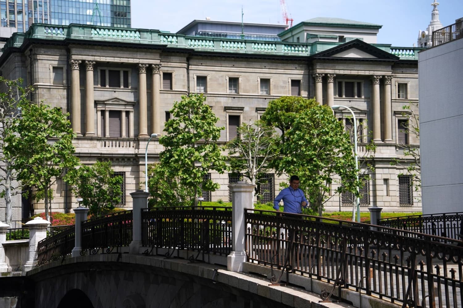 Japan's Real Wages Increase for Fourth Consecutive Month, Supporting BOJ Rate Hike
