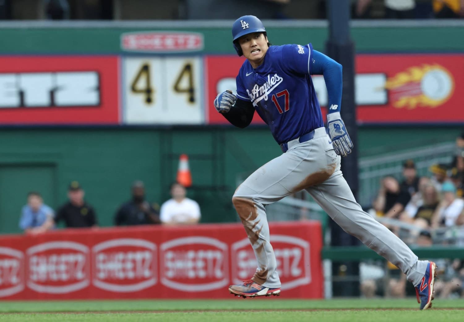 Dodgers' Shohei Ohtani Exits Game Early with Left Knee Inflammation