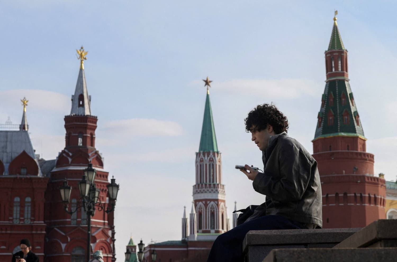 Russians use phones and VPNs to bypass digital restrictions ahead of elections