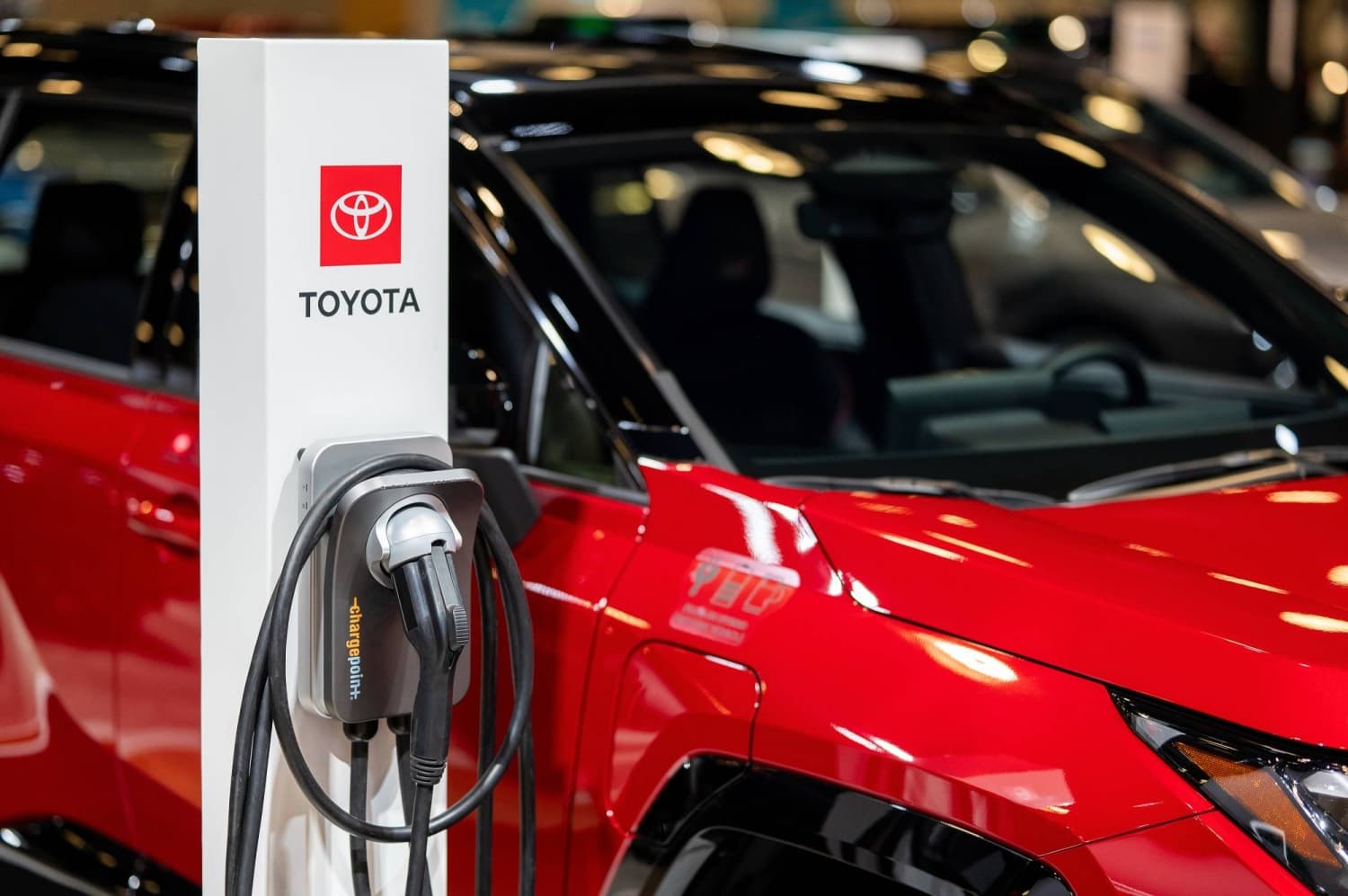 Toyota Challenges GM's Sales Leadership Amid Rising U.S. Hybrid Demand