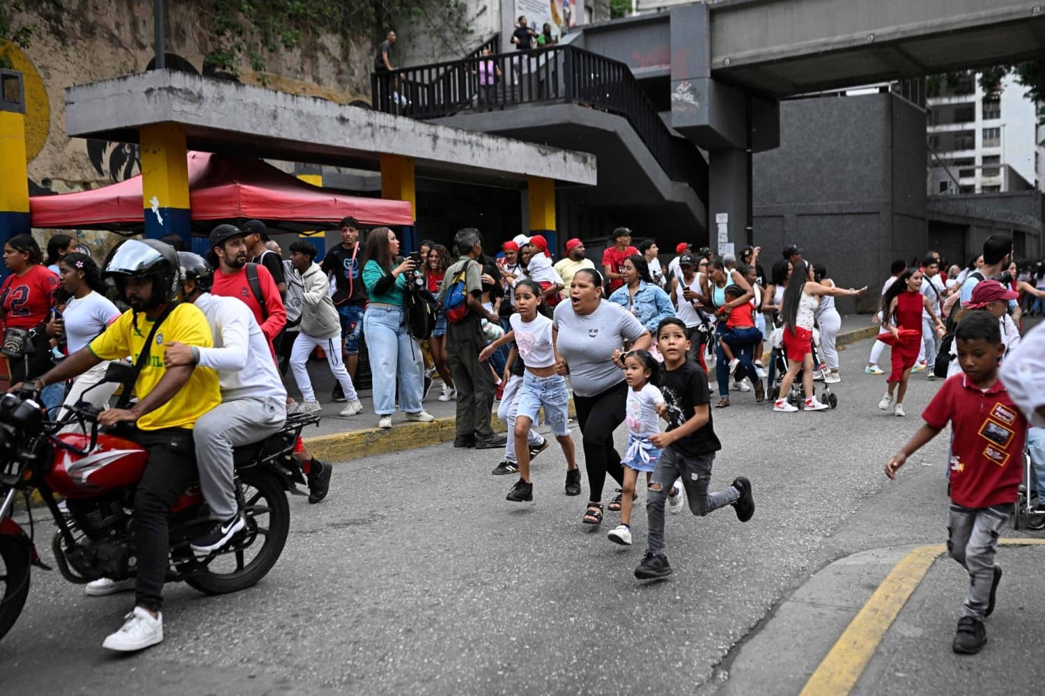 Severe Earthquakes Strike Venezuela, Causing Building Collapses and High Casualties Expected