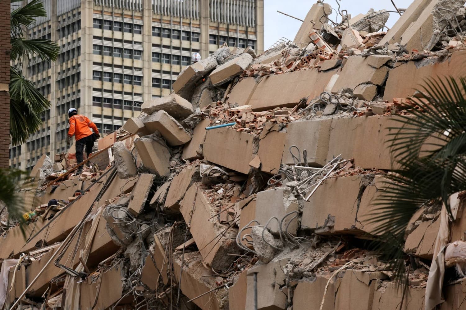 Venezuelans Work to Save Lives Following Devastating Earthquakes