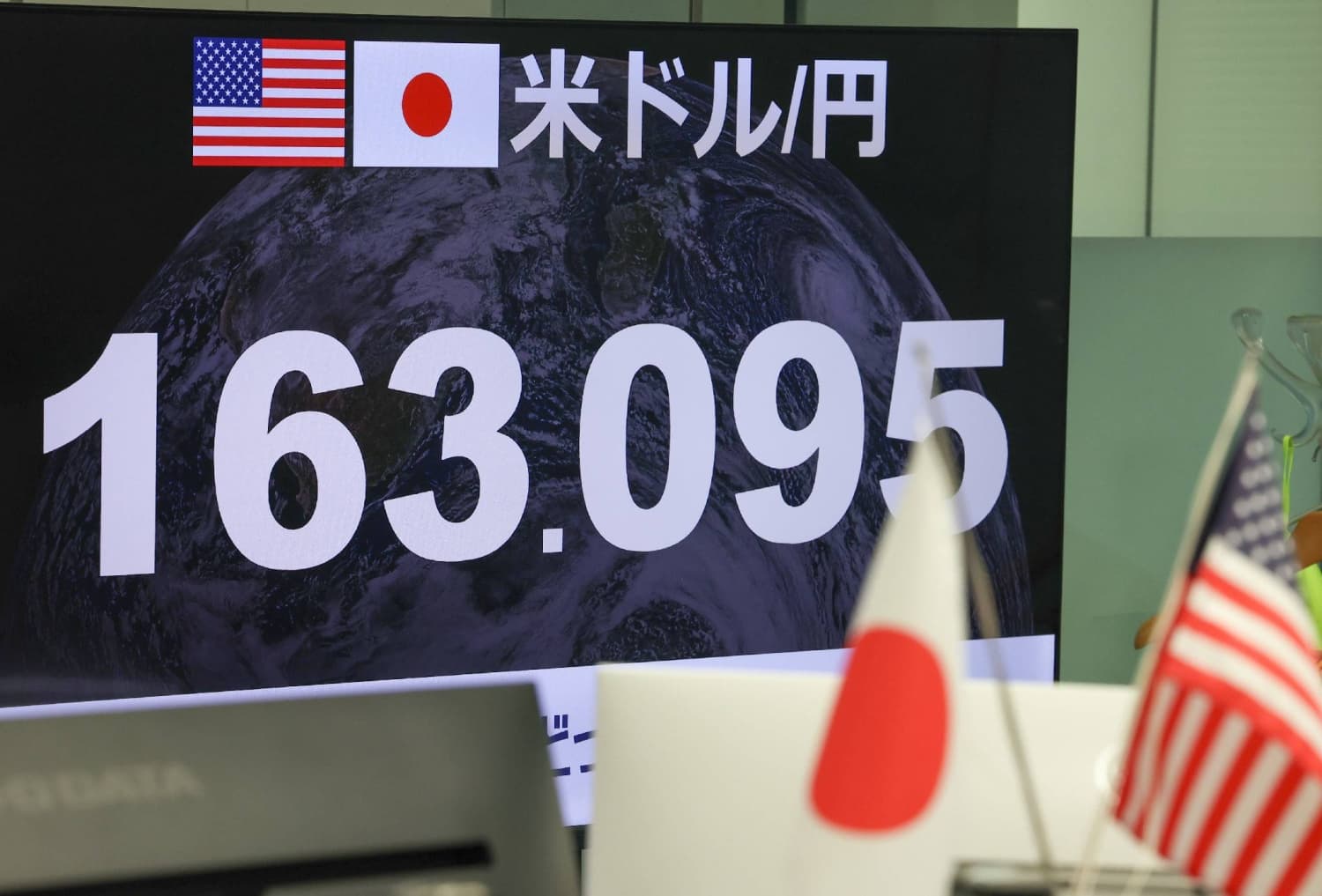 Yen Weakens Past ¥163 Against Dollar, Prompting Intervention Discussions