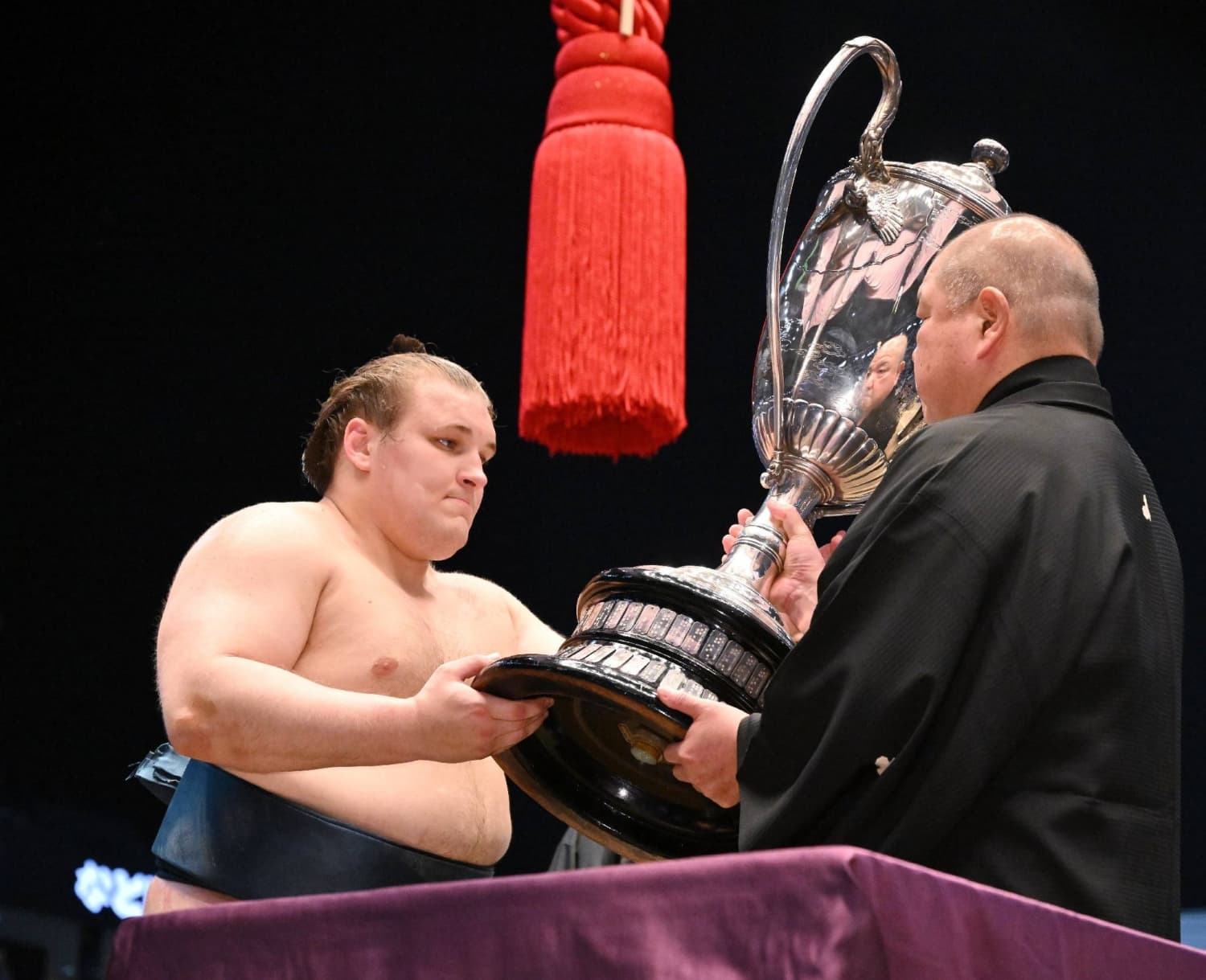 Aonishiki Emerges as Leading Sumo Wrestler Following Injury Comeback