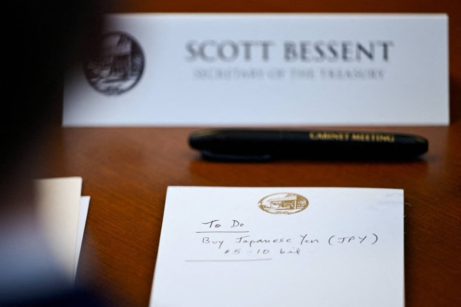 Bessent's Notepad Indicates Plan to Purchase $5-10 Billion in Japanese Yen