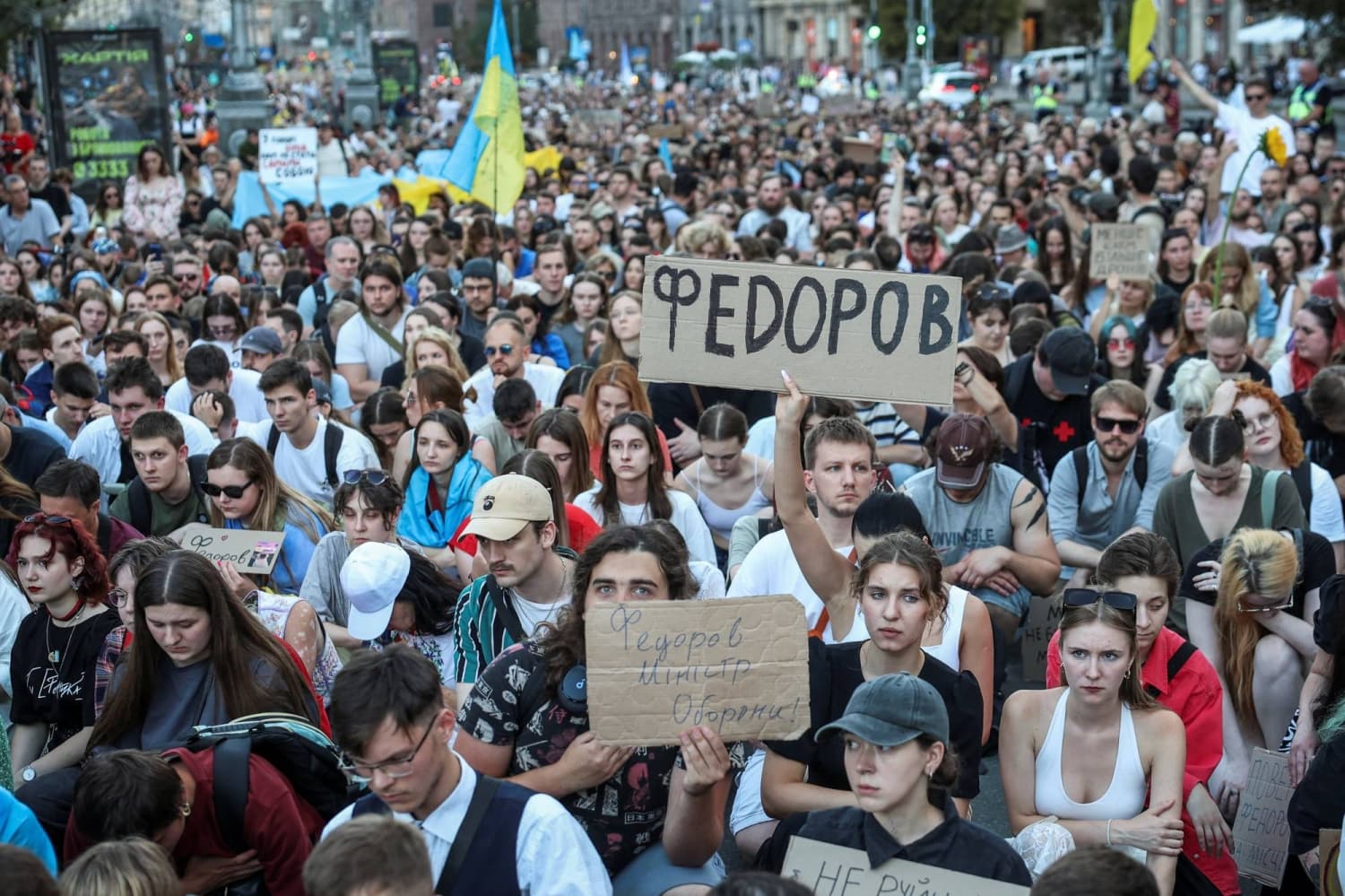 Thousands Rally in Kyiv Demanding Return of Defense Minister Mykhailo Fedorov