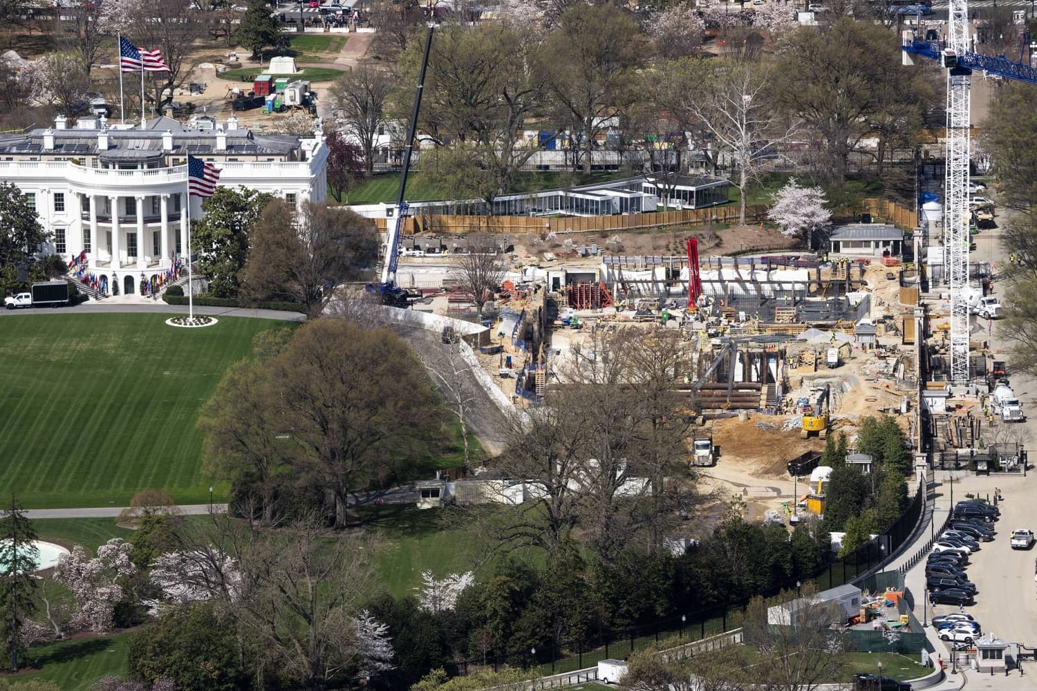 Supreme Court Allows Trump to Proceed with White House Ballroom Project Temporarily