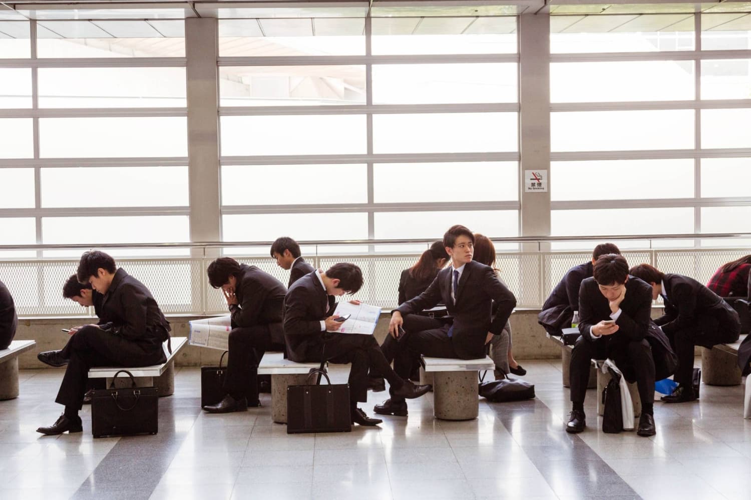 Japanese Banks and Hedge Funds Compete for Top Graduates Amid Job Market Growth