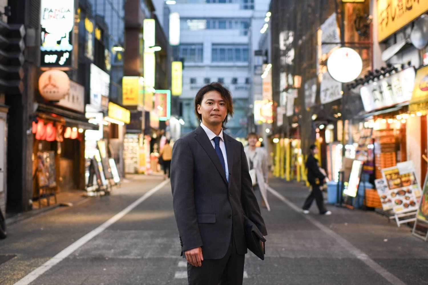 Young Japanese Singles Turn to Corporate Matchmaking Amid Dating App Fatigue