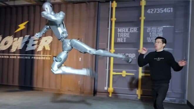 Unitree, insansı robotunu bu sefer uçan tekme atarken gösterdi [Video]