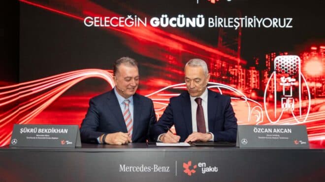 Mercedes-Benz, Türkiye'de kendi yüksek hızlı şarj ağını kurmak adına "En Yakıt" ile iş birliği yaptı