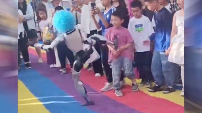 Çin'de insansı robot, gösterideki çocuğa tekme attı