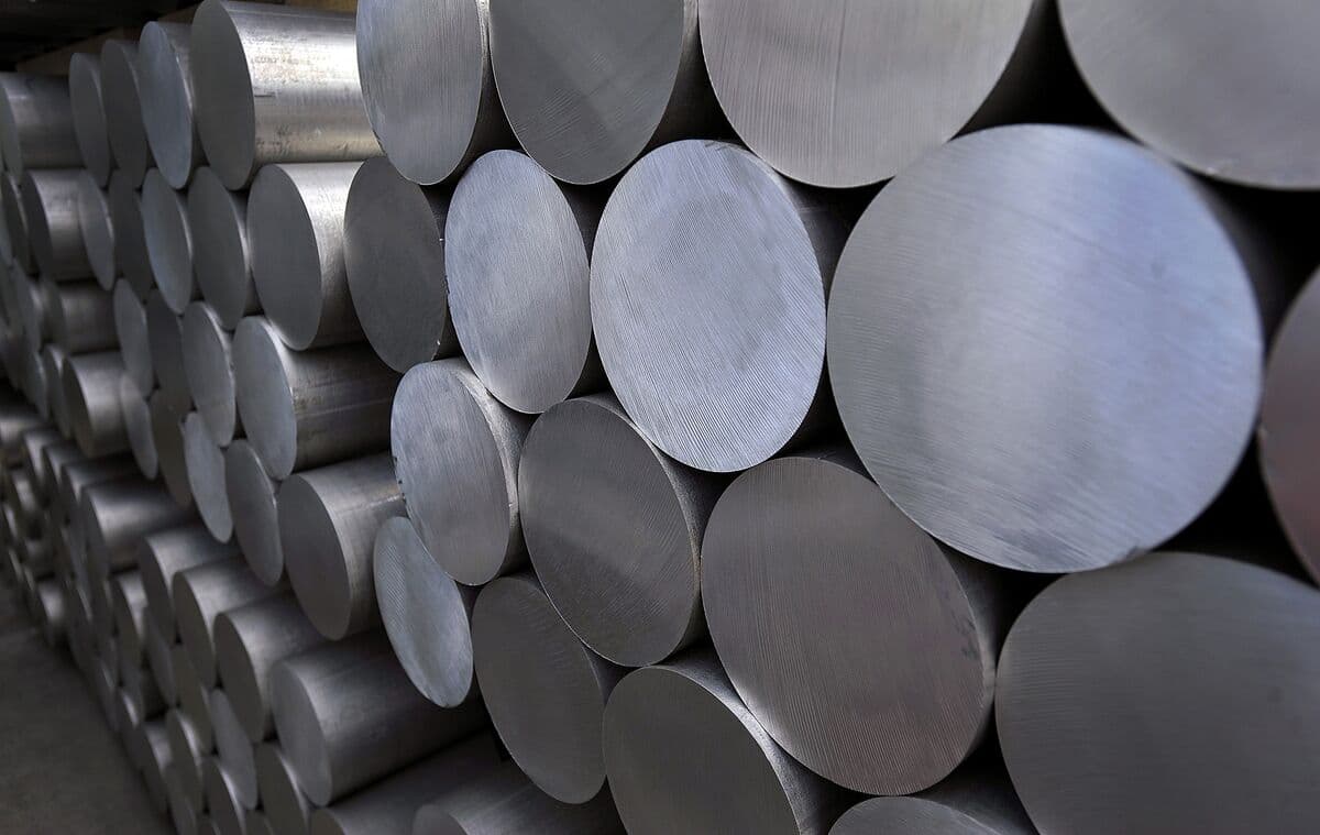 Alcoa Shares Decline Amid Warnings of Losses in Alumina Business