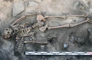 Sibirya'da 10. yüzyıla ait mezarda kadın, bebek ve at derisi bulundu