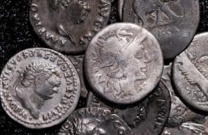 Almanya'da Tarlada 934 Roma Gümüş Sikkesi Bulundu