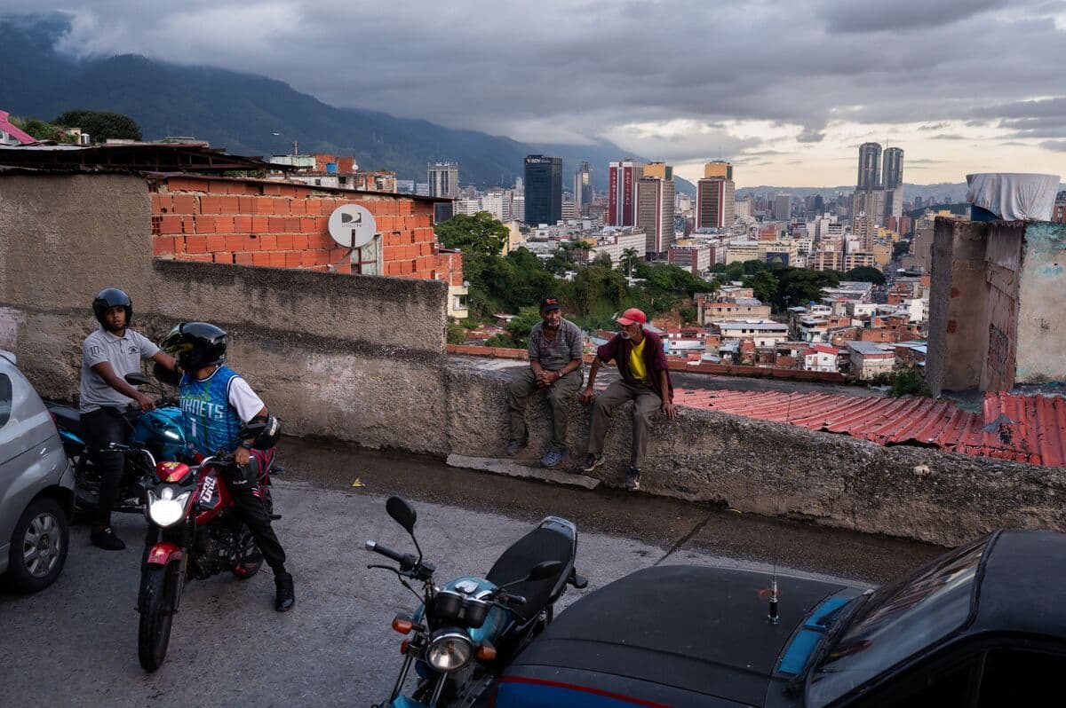 Venezuelan Bonds Fall to Two-Month Low Ahead of Debt Review