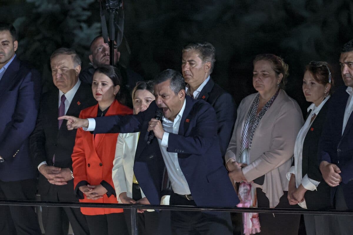 Turkey's Economic Leaders to Address Market Instability Following Court Ruling