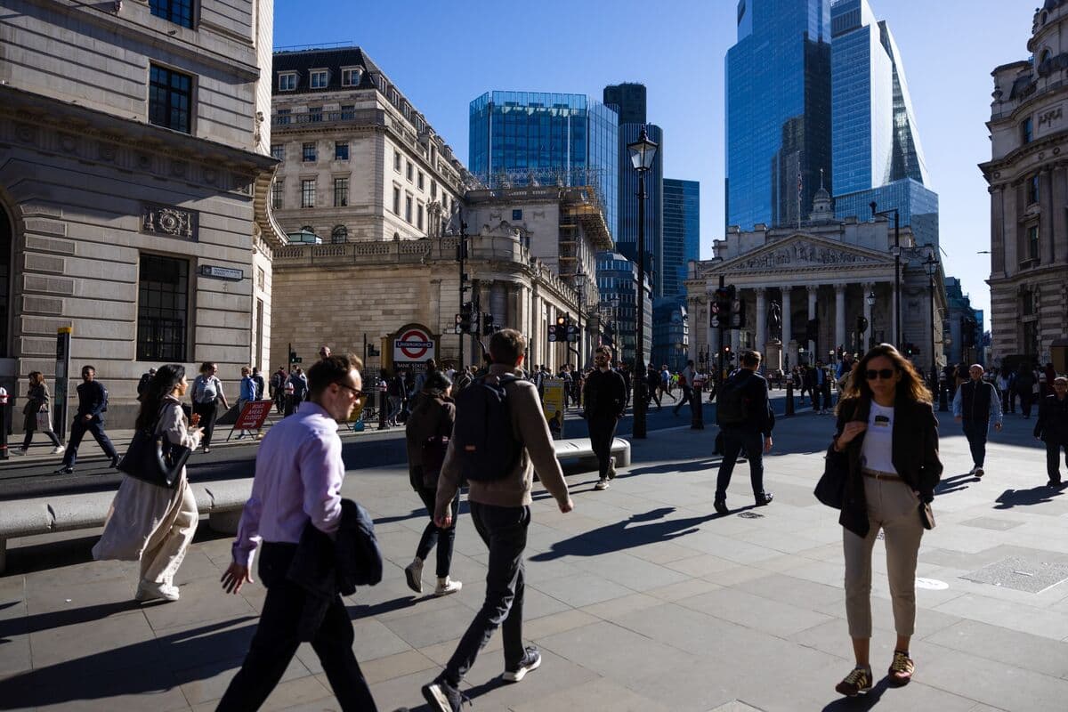 UK Gilts Rise as Inflation Slows, Leading Traders to Reduce Rate-Hike Bets