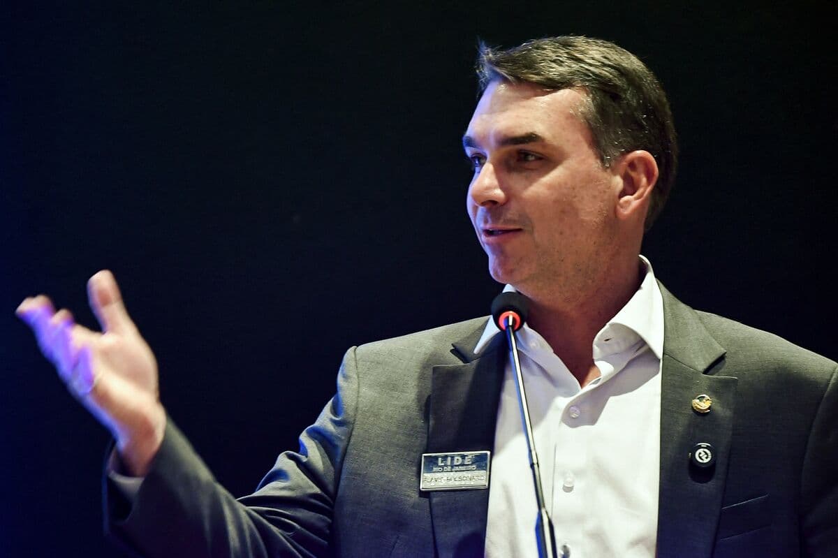 Bolsonaro Announces Former Caixa CEO as Economic Adviser for Campaign