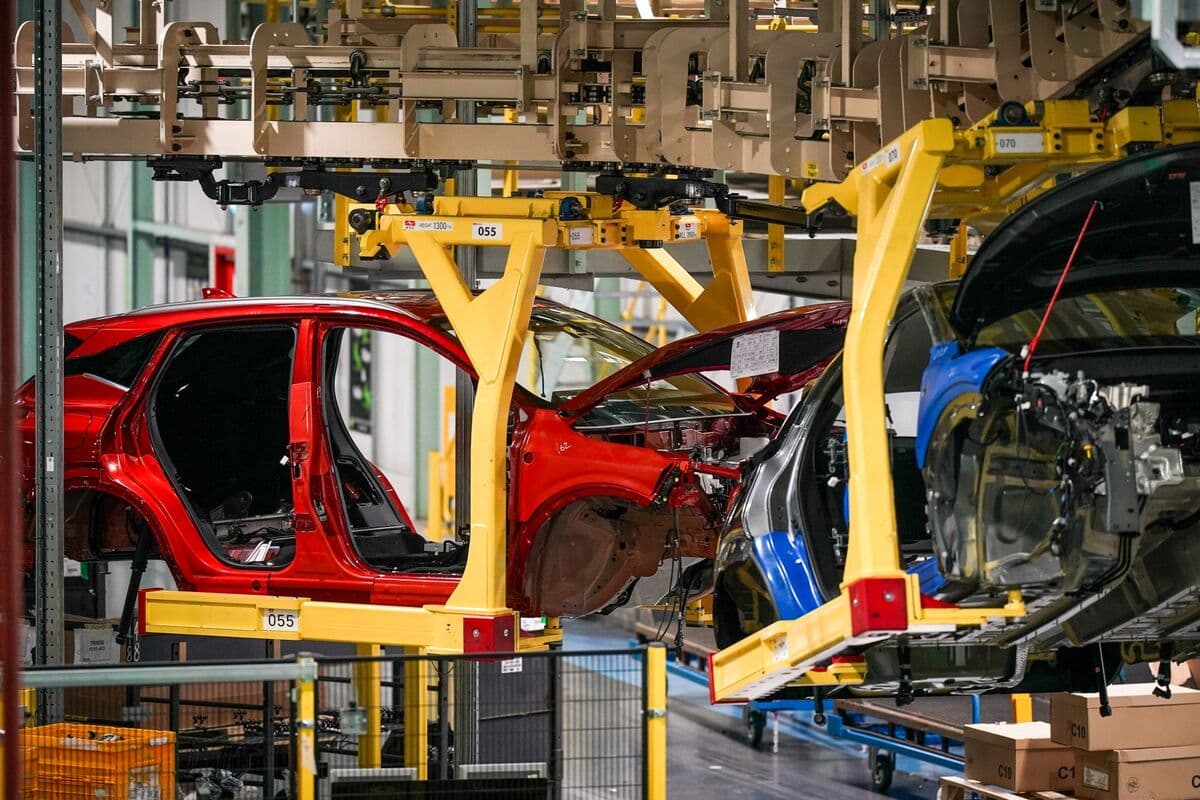 UK Factories Experience Rapid Growth Amid Supply Challenges, PMI Reports