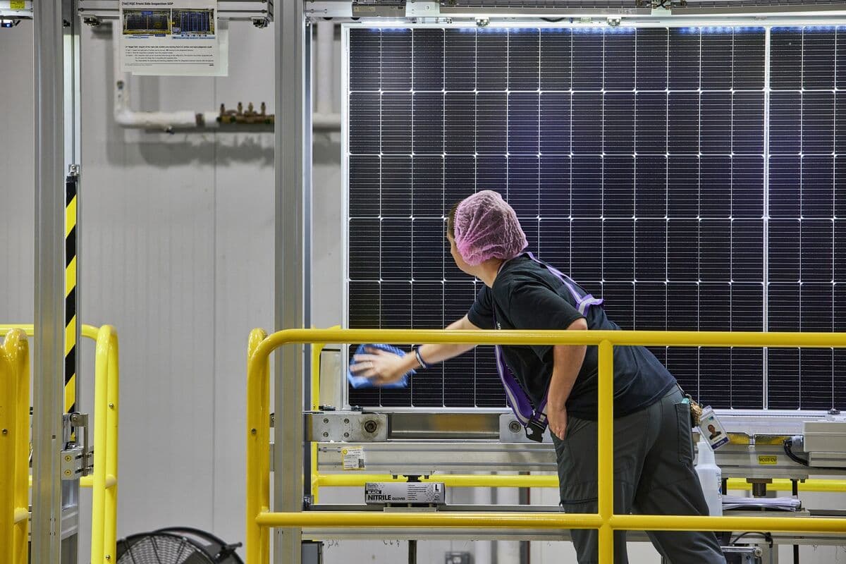 US Manufacturing Output Declines for the First Time in 2023