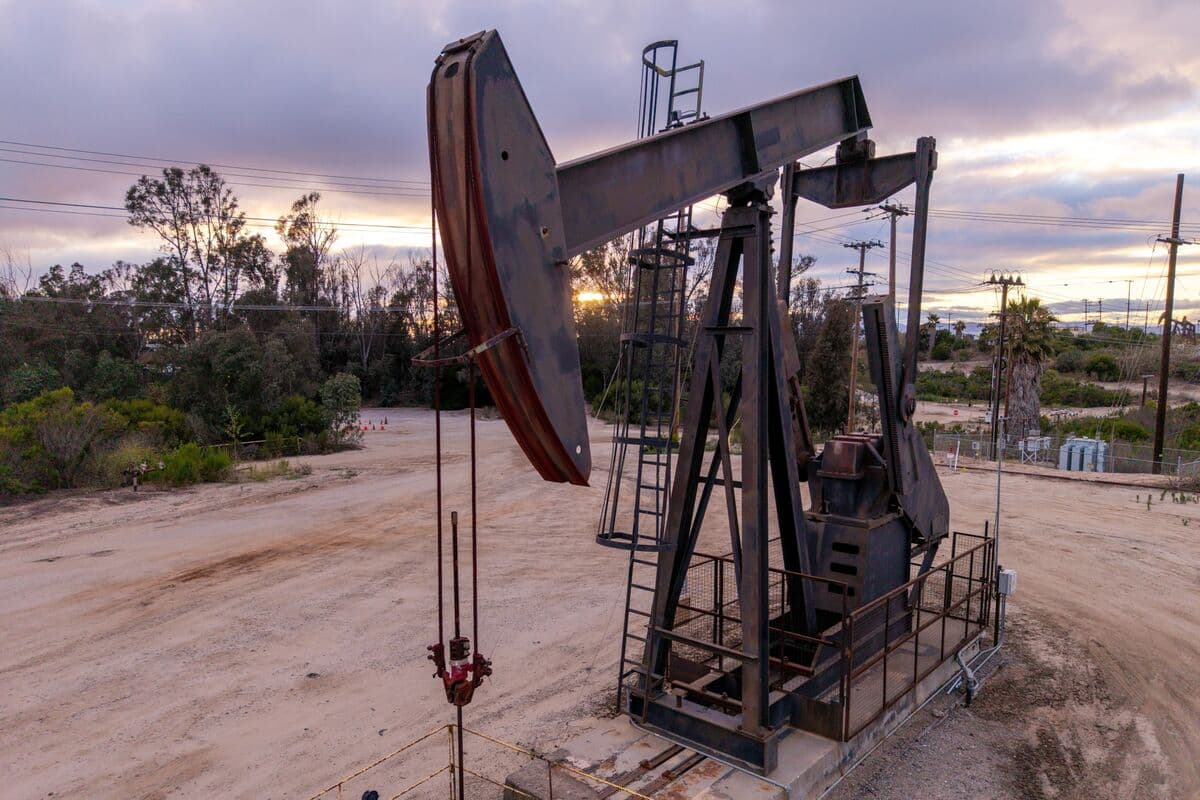 Oil Prices Face Significant Weekly Decline as Hormuz Shipping Resumes