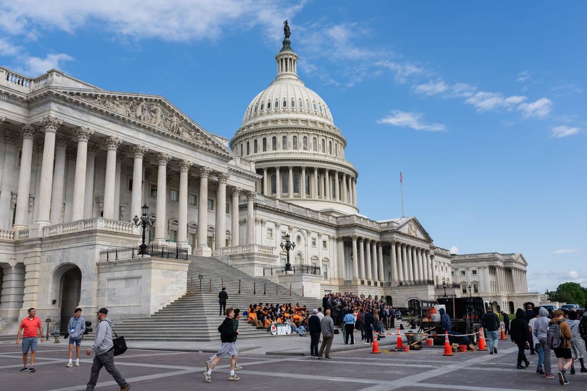 Senators' Salaries to Be Withheld During Future Government Shutdowns