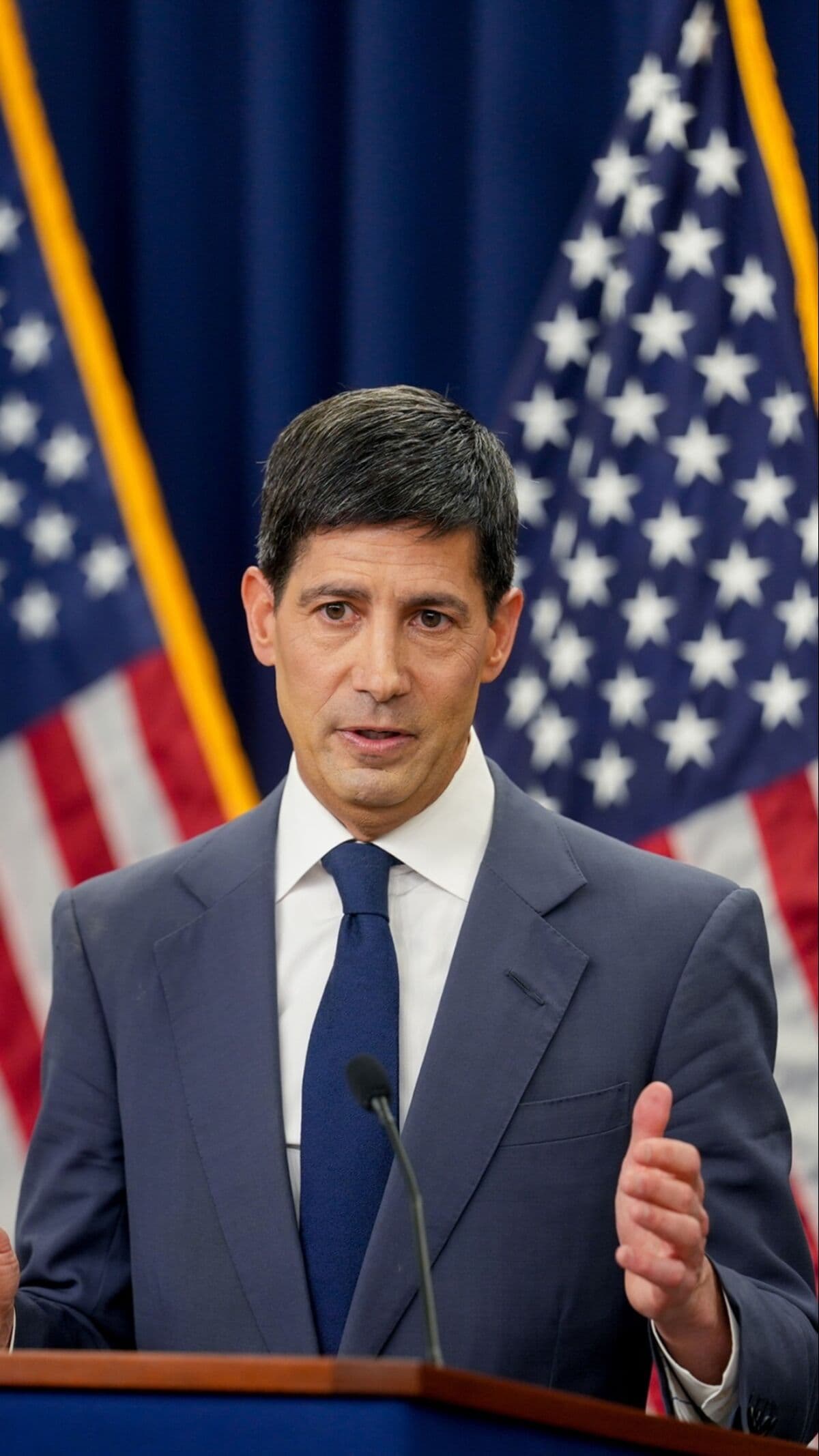 Kevin Warsh Leads First Meeting as Chairman of the Federal Reserve