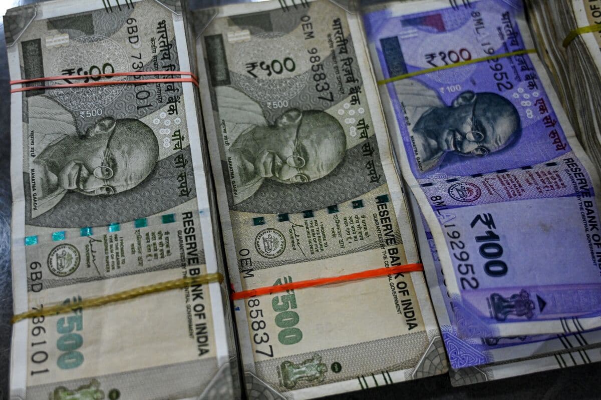 Indian Rupee Strengthens Amid Falling Oil Prices and Central Bank Remarks