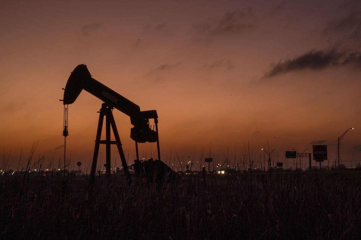 Oil Prices Stabilize Amid Progress in Iran Peace Talks and Sales Waiver