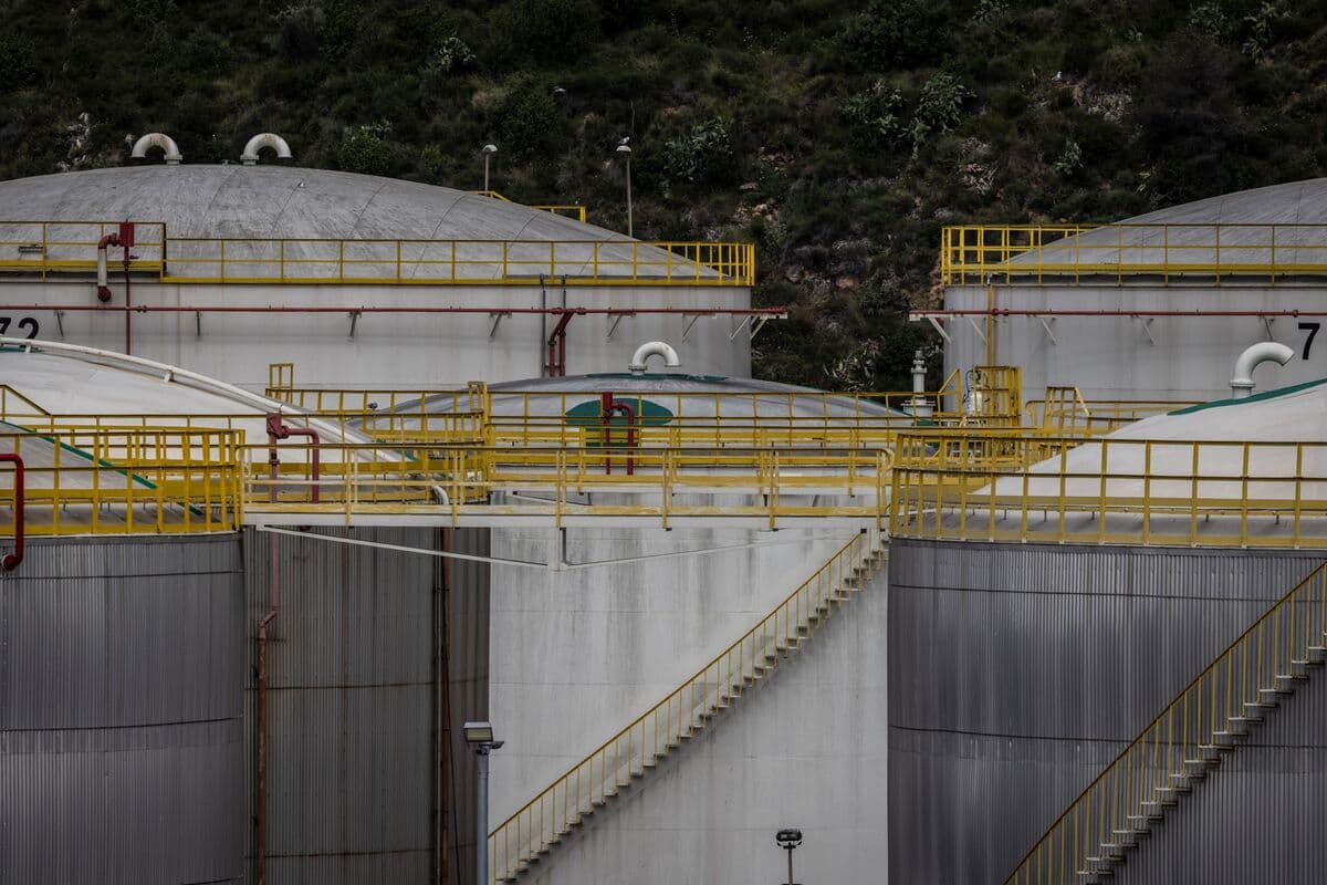 Goldman Sachs Reports Record Decline in Global Oil Stockpiles Amid Ongoing Conflict