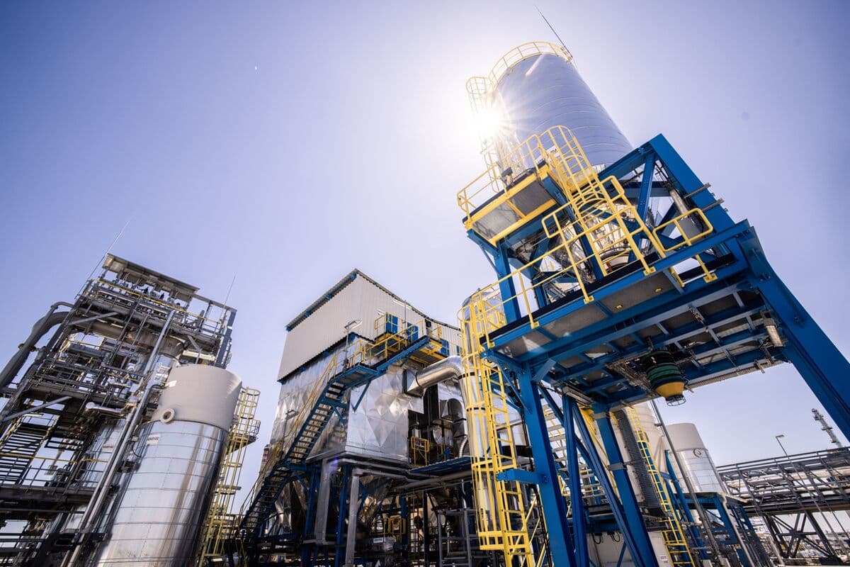 Mol Nyrt. Shares Decline Following Fatal Explosion at Hungarian Plant