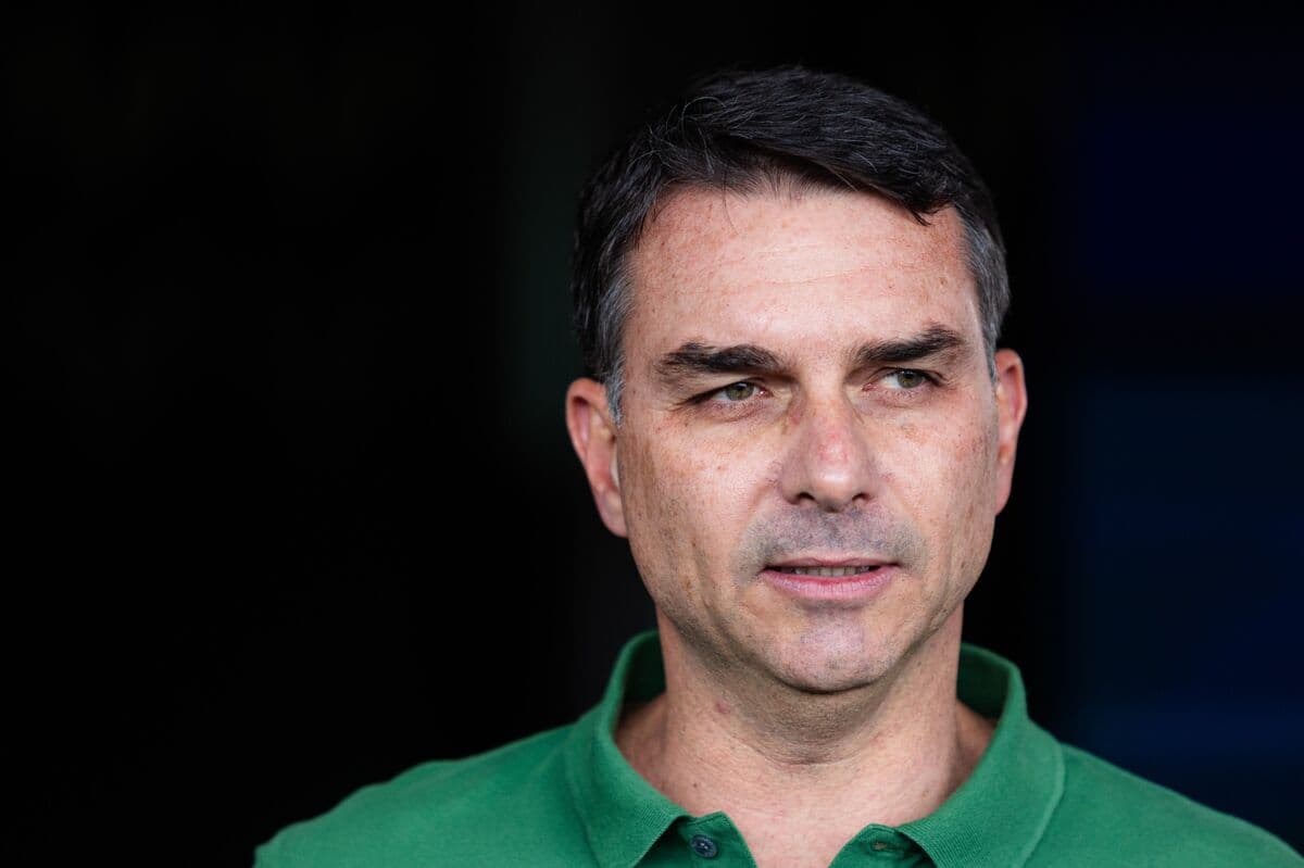 Audio Leaks Link Bolsonaro to Banco Master CEO Amid Presidential Campaign