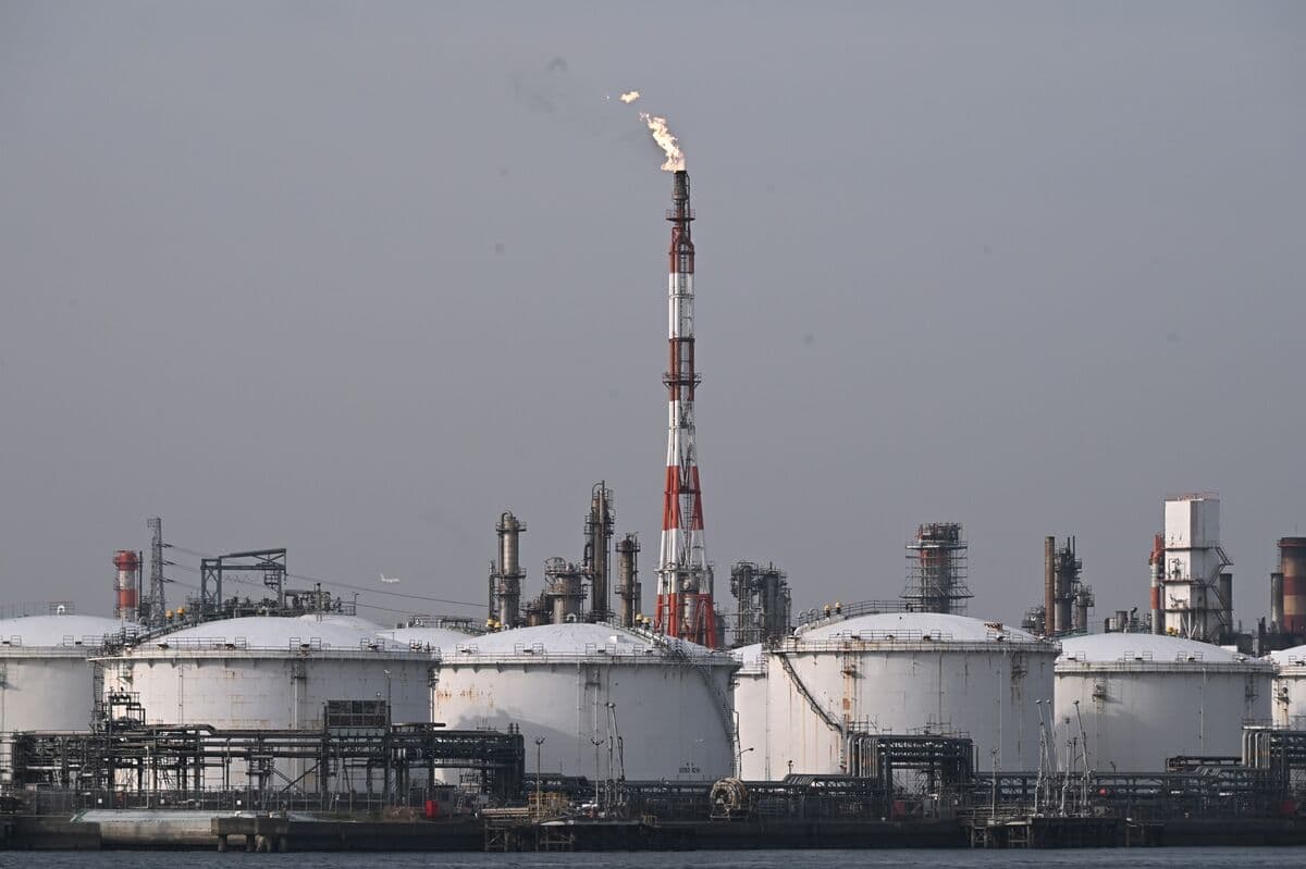 Oil Prices Decline as US Officials Report Progress on Hormuz Reopening Deal