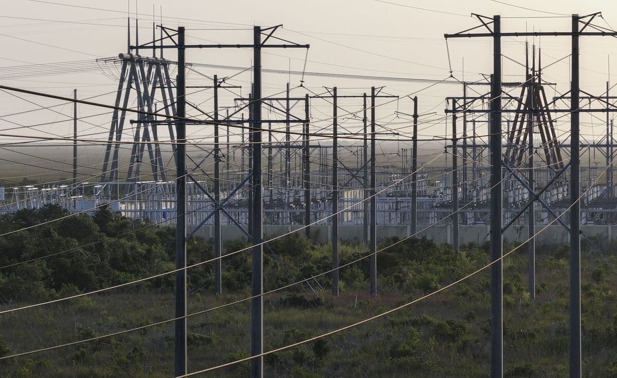 Federal Regulator Warns US's Largest Power Grid May Be Overextended