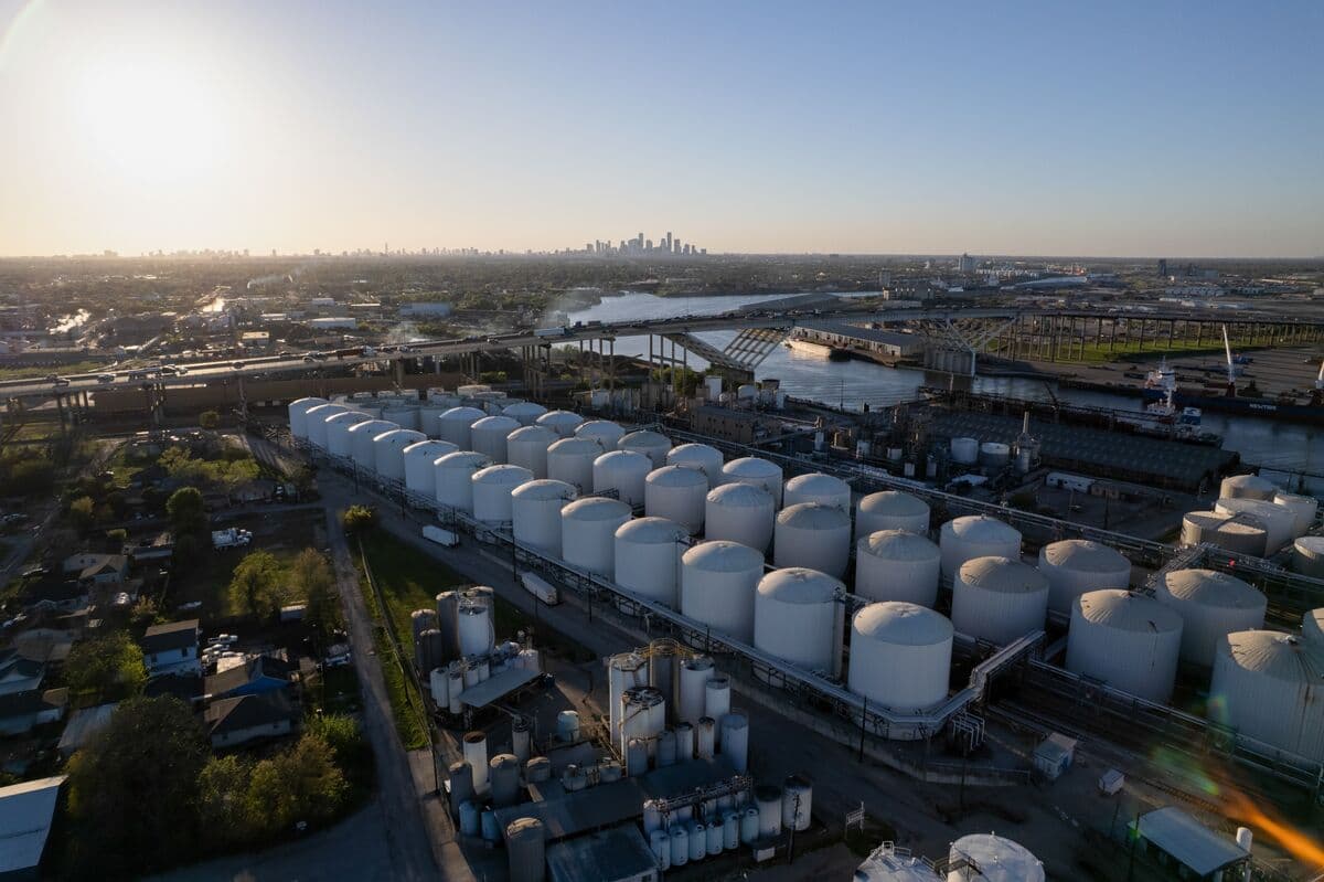 Oil Surges as Kharg Attack Raises Stakes in Mideast Conflict