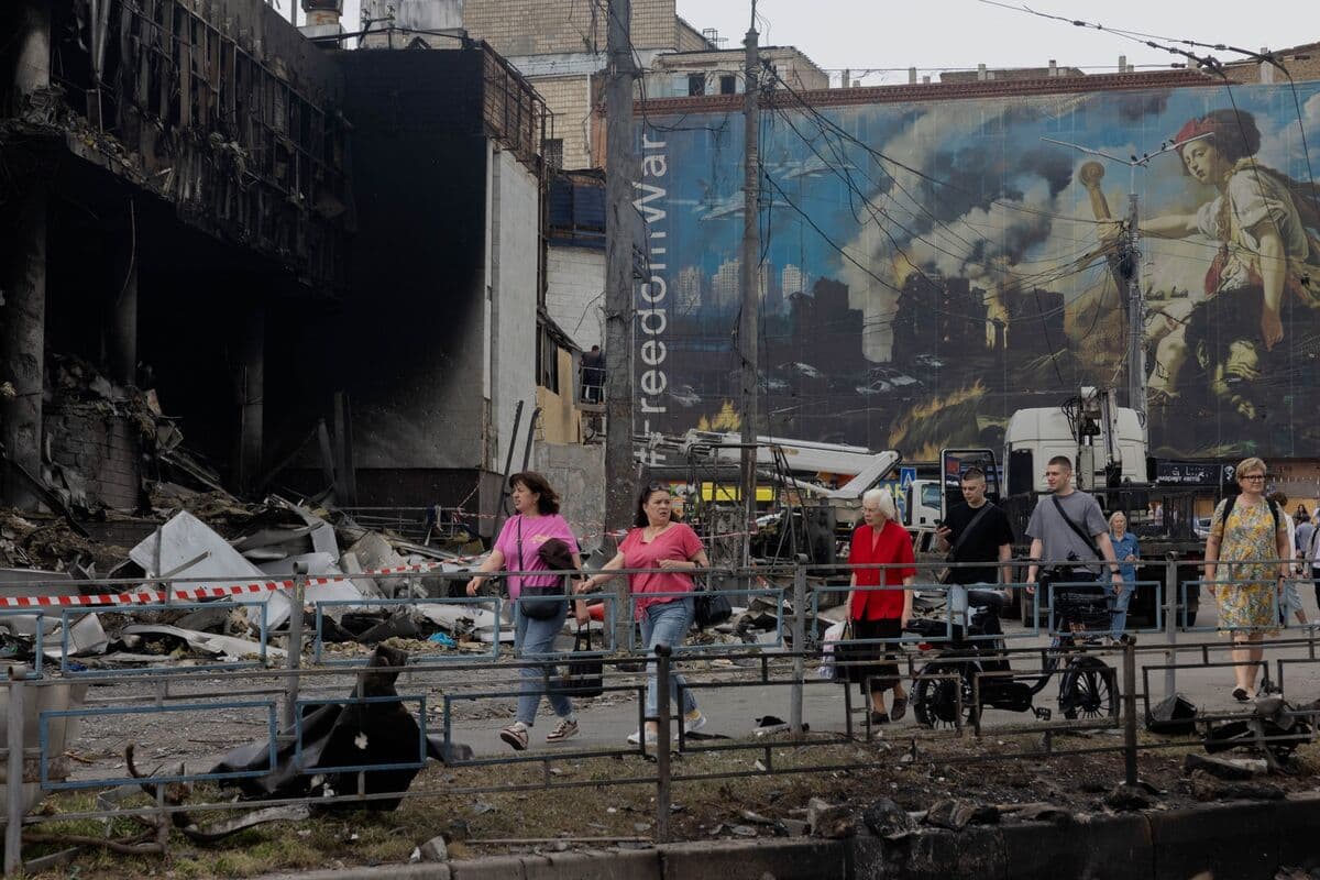 Lavrov Urges US to Evacuate Diplomats and Citizens from Kyiv Amid Strikes