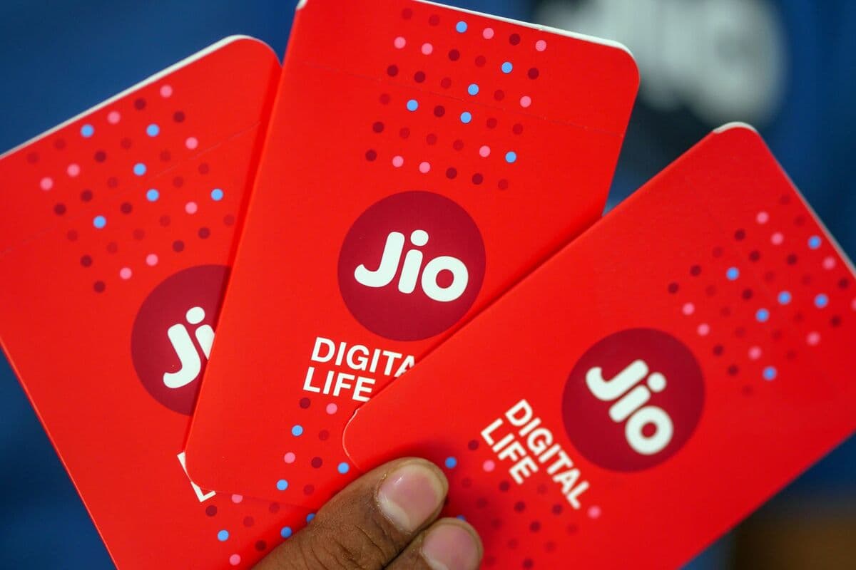 Reliance Said to Work With Six Banks on Jio’s Planned India IPO