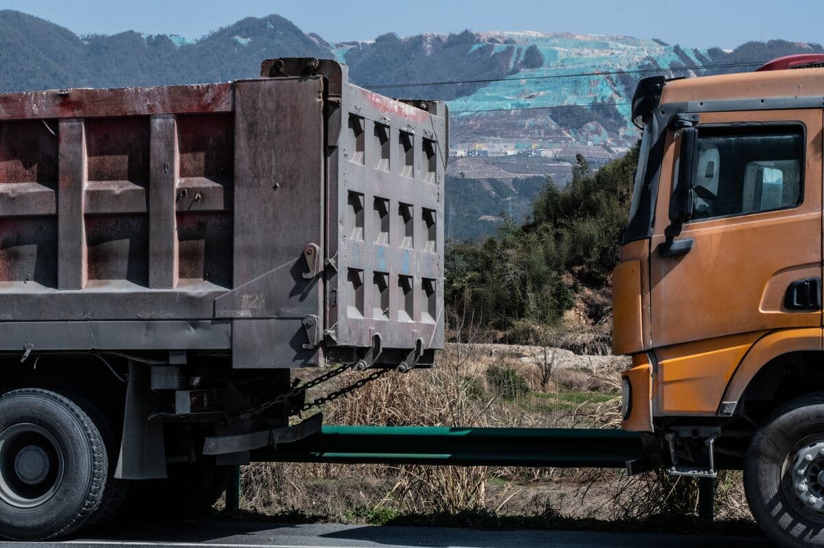 Chinese Lithium Futures Drop 9% Amid Speculation on CATL Mine Status