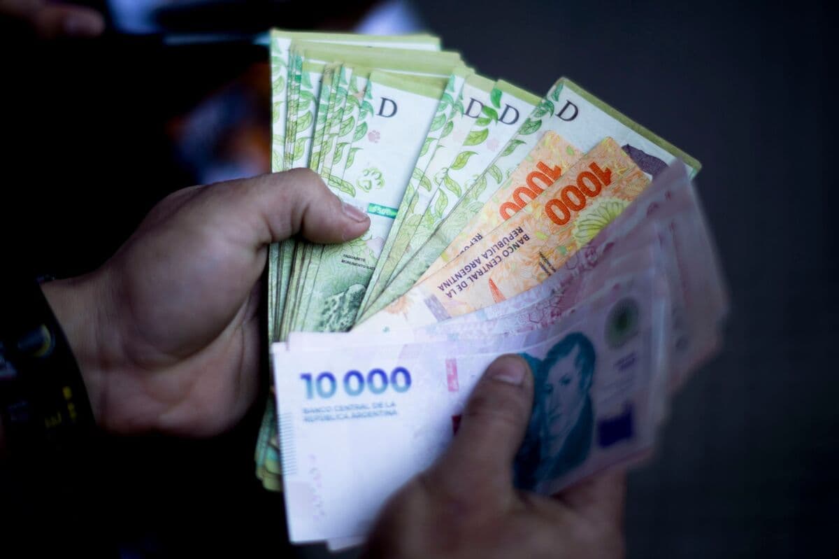 Argentine Peso Sees Largest Decline in Eight Weeks Amid Investor Caution