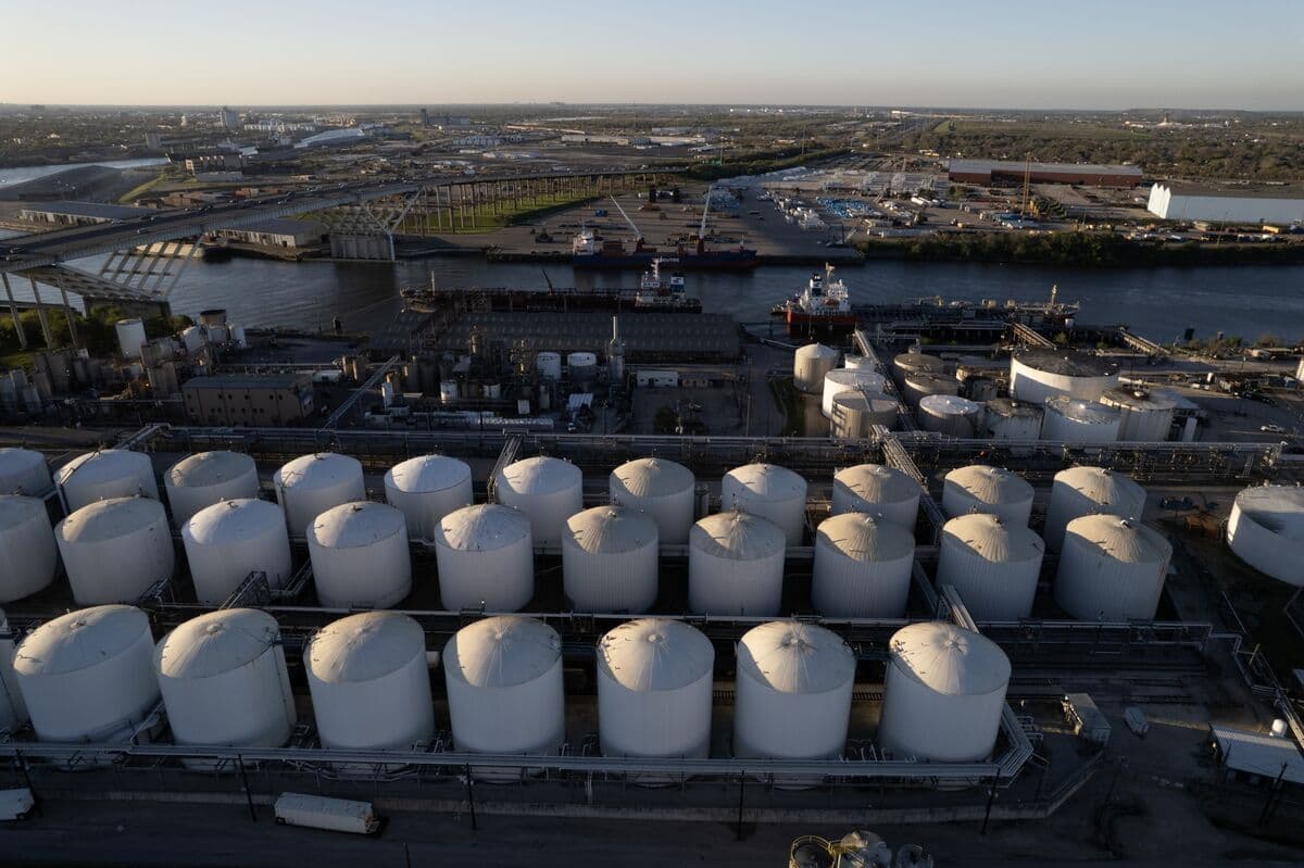 Oil Prices Fall Following Trump's Announcement of Iran Deal and Strait of Hormuz Reopening