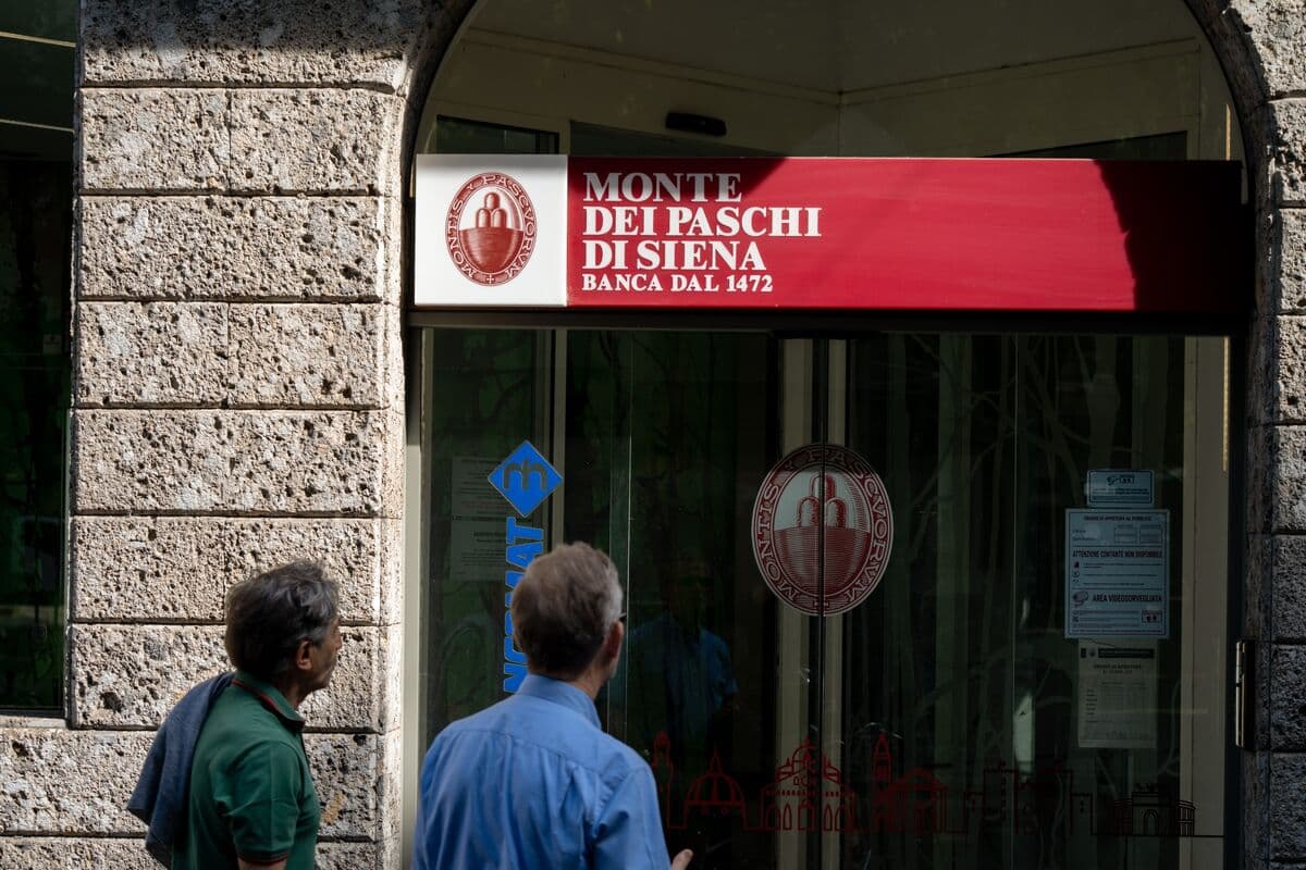 Italy's Finance Minister Declares Neutrality in Banca Monte dei Paschi Control Battle