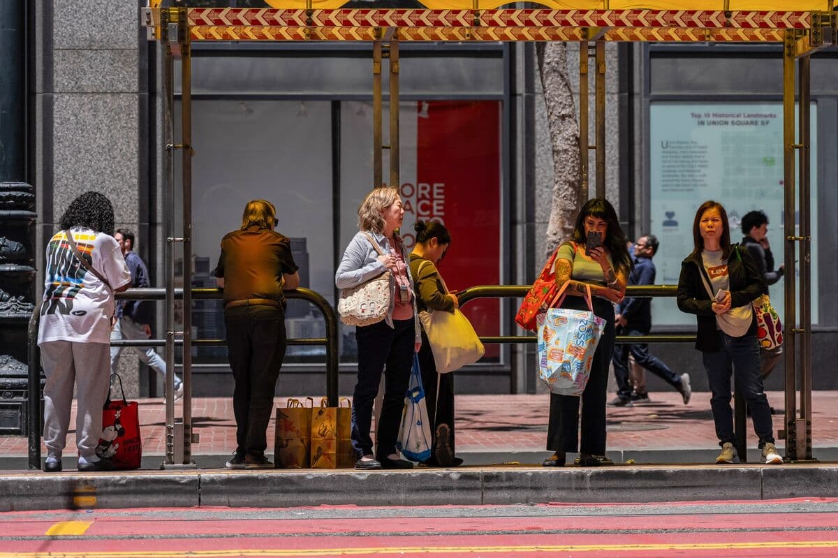 US Consumer Prices Decline for First Time Since 2020, Core Inflation Steady