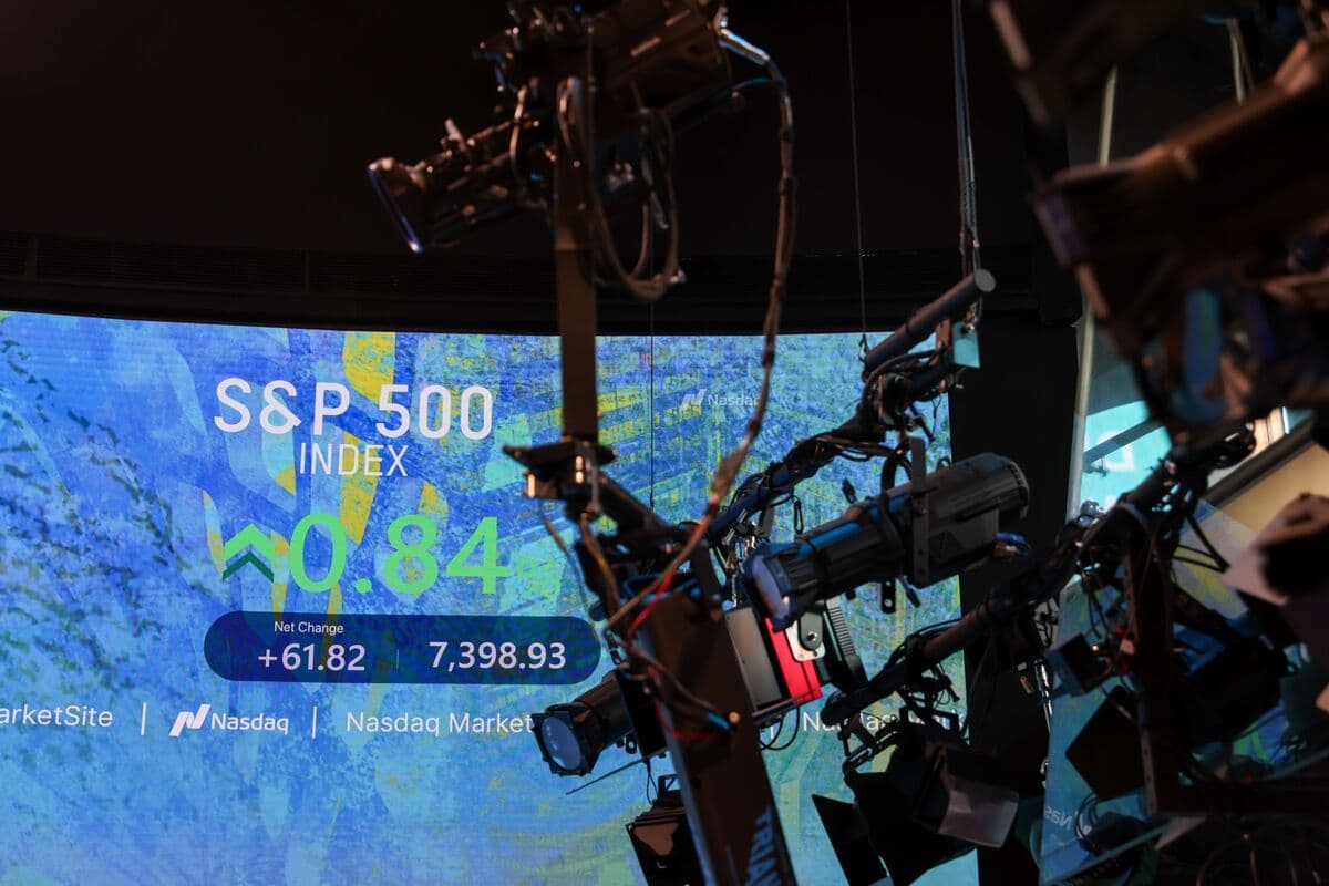 Macro Soothsayers, Stock Analysts See Vastly Different Markets