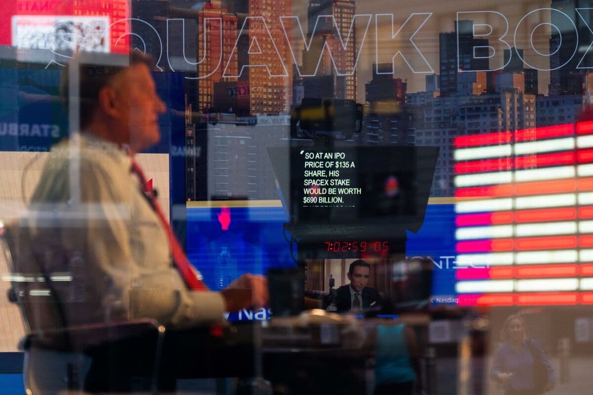 US Futures Rally With All Eyes on SpaceX, Iran War Peace Hopes